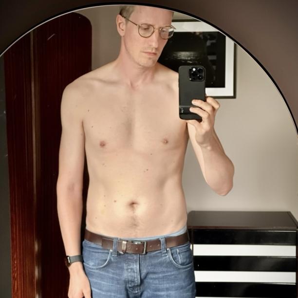 sebastian_dale_mirror_selfie_topless_escort_london_CC0.jpeg
