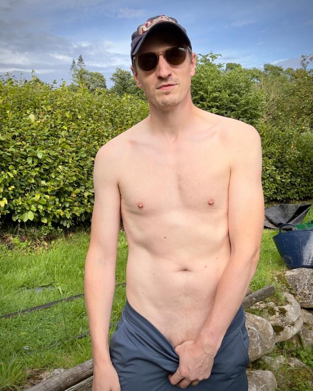sebastian_dale_london_sound_editor_nude_outdoors_CC0.jpeg